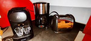 a blender sitting on a counter with three glasses at Le Petit Prieuré Langeais in Langeais