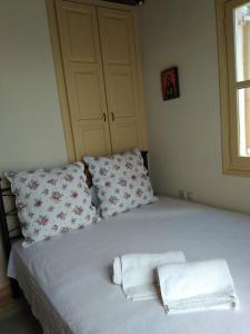 A bed or beds in a room at Tinian View Maisonette