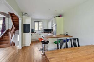 an open kitchen with a counter and a kitchen island at Le Triplex - Saint-Cloud in Saint-Cloud