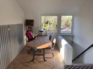 een kleine kamer met een tafel en een raam bij Short Stay house in Groningen in Groningen