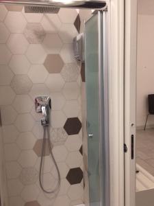a shower with a shower head in a bathroom at Ape in Marina di Schiavonea