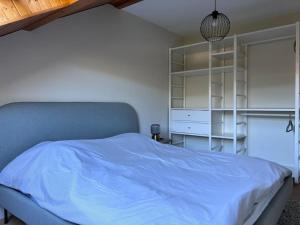 1 dormitorio con cama y estante para libros en Park Résidence Divonne-les-Bains en Divonne-les-Bains