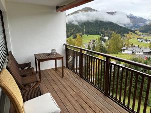 een balkon met een tafel en uitzicht op een berg bij Apartment Palueda in Davos-Dorf in Davos +4 foto's