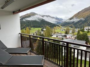 een balkon met uitzicht op een berg bij Apartment Palueda in Davos-Dorf in Davos