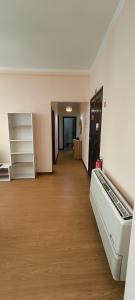 an empty room with wood floors and a hallway at Residencial Monaco in Funchal