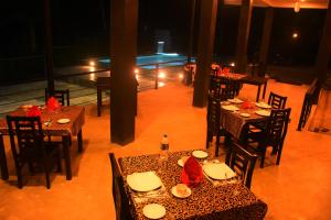 - une vue de tête sur un restaurant avec des tables et des chaises dans l'établissement Sunwin River Cabana, à Uda Walawe