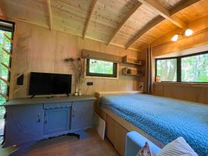 Cama ou camas em um quarto em Pipowagen de Pauw in de bossen van Belgisch Limburg nabij Maastricht