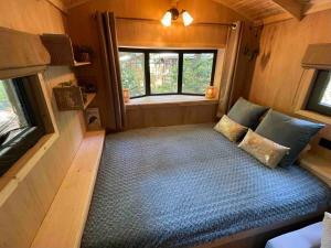 Cama ou camas em um quarto em Pipowagen de Pauw in de bossen van Belgisch Limburg nabij Maastricht