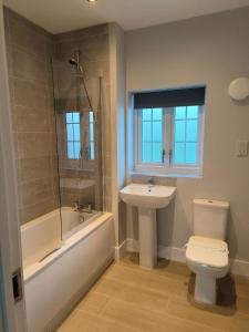 Heaven في Cheam: حمام مع حوض وحوض استحمام ومرحاض