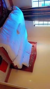 einen Blick über ein Bett in einem Zimmer in der Unterkunft great wall in Nairobi