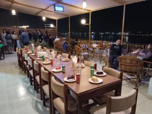 Restaurace v ubytování Merry Land Hotel & Roof Top Nile Restaurant Luxor