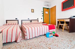 Un pat sau paturi într-o cameră la Hotel Milan