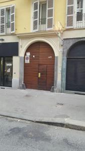 un par de puertas marrones de garaje en un edificio en HOTEL SARA en Turín