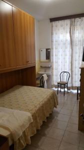 Habitación de hotel con cama, mesa y sillas en HOTEL SARA, en Turín
