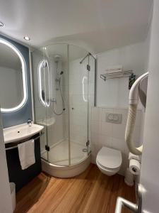 La salle de bains est pourvue d'une douche, de toilettes et d'un lavabo. dans l'établissement ibis Nice Centre Notre Dame, à Nice