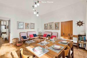 a living room with a wooden table and chairs at Musica del Mare in Monterosso al Mare