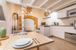 uma cozinha com uma mesa de madeira com placas em Studio Cardeurs em Aix-en-Provence