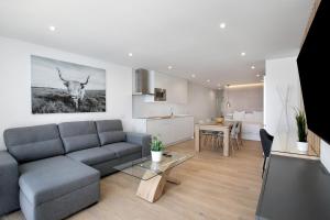 un soggiorno con divano e una mucca sul muro di Luxury Loft Mar y Sol 1 a Tacoronte