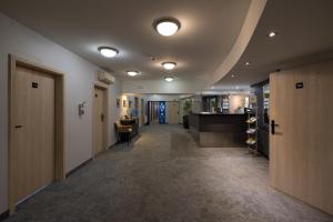 um corredor de um edifício de escritórios com um «hallwayasteryasteryasteryasteryasteryasteryastery» em Hotel Orbita em Breslávia