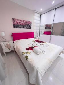 een slaapkamer met een groot wit bed met bloemen erop bij Alimos Luxury Prestige in Athene