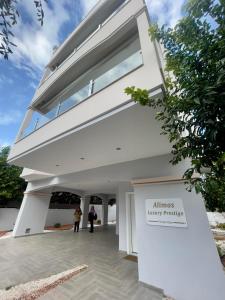 een gebouw met een bord dat leest alums therapie te behouden bij Alimos Luxury Prestige in Athene