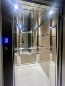 een kamer met een glazen deur met een spiegel bij Alimos Luxury Prestige in Athene