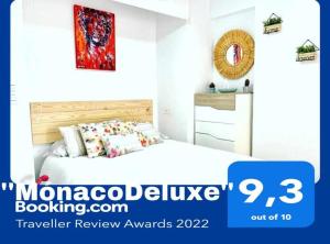 ein weißes Schlafzimmer mit einem Bett in einem Zimmer in der Unterkunft Monacodeluxe 1ºlinea Mediterráneo super equipado in La Manga del Mar Menor