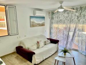 ein Wohnzimmer mit einem Sofa und einem Fenster in der Unterkunft Monacodeluxe 1ºlinea Mediterráneo super equipado in La Manga del Mar Menor