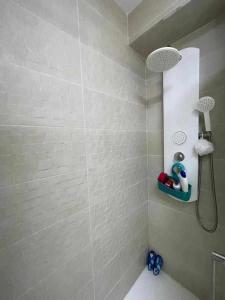 een badkamer met een douche met een douchekop bij Monacodeluxe 1ºlinea Mediterráneo super equipado in La Manga del Mar Menor