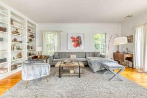 sala de estar con sofá y mesa en East Hampton House- Heated Pool, Gym, Full Fence, en East Hampton