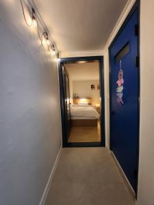 un pasillo con una puerta que conduce a un dormitorio en You Here,Stay - 5min to Hapjeong Station, 10mins to Hongdae, en Seúl