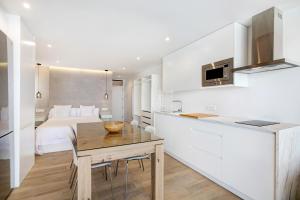 a kitchen and a bedroom with a bed and a table at Luxury Loft El Roque 1 in Tacoronte