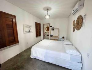 a bedroom with a large white bed in a room at Casa Branca BG in Barra Grande