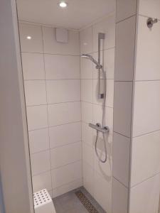 een badkamer met een douche en een glazen deur bij Studio 8 in Zoutelande