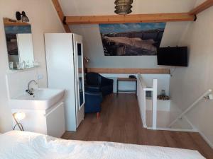 een kamer met een bed, een wastafel en een spiegel bij Studio 8 in Zoutelande