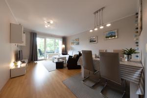 a living room with a dining table and a living room at LM1-28 - Ferienwohnung Typ B Komfort in Schottwarden