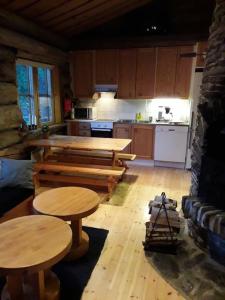 Kuchyň nebo kuchyňský kout v ubytování Kelohonkamökki ja 2 x hissilippu