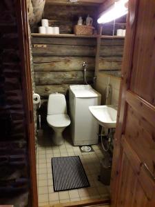 Koupelna v ubytování Kelohonkamökki ja 2 x hissilippu