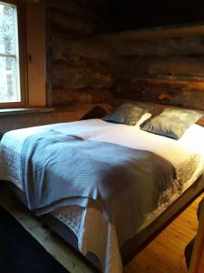 Postel nebo postele na pokoji v ubytování Kelohonkamökki ja 2 x hissilippu