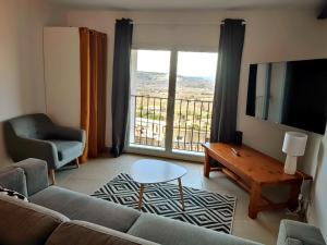 博尼约BOHO location 1的带沙发和大窗户的客厅