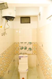 a bathroom with a toilet in a room at Shri Daulat Villas in Udaipur