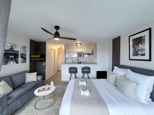 un soggiorno con un grande letto e un divano di 825 - Panoramic view in Paris Olympic Games 2024 a Parigi