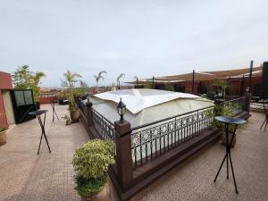 Bazén v ubytování Riad Soir De Marrakech nebo v jeho okolí