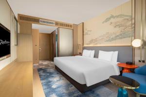 Postel nebo postele na pokoji v ubytování Radisson Suzhou