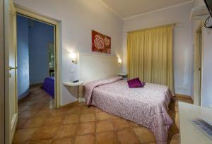 um quarto com uma cama e um lavatório em Badia Rooms & Breakfast em Castellammare del Golfo