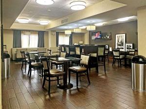 a dining room with tables and chairs in a restaurant at Comfort Inn Darien - North Brunswick in Darien