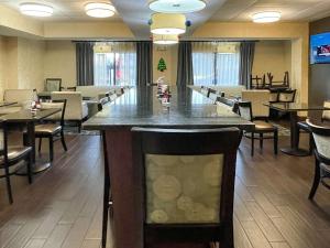 a bar in a restaurant with tables and chairs at Comfort Inn Darien - North Brunswick in Darien