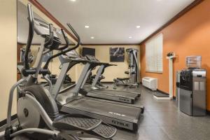 un gimnasio con dos cintas de correr y una cinta de correr en Seffner Inn and Suites, en Seffner