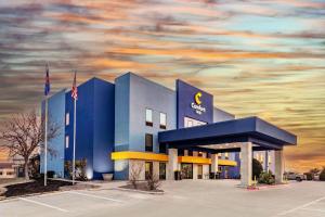 un gran edificio azul con un cielo nublado en el fondo en Comfort Inn - Weatherford, en Weatherford