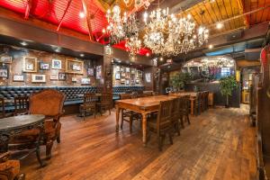 Khu vực lounge/bar tại Quality Inn & Suites